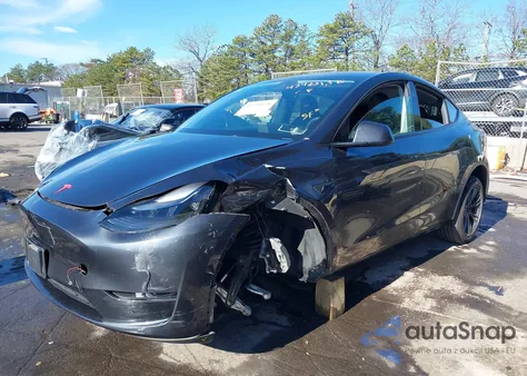2024 Tesla Model Y Long Range Dual Motor All-Wheel Drive z USA, uszkodzony, nr VIN 7SAYGDEE2RF166645
